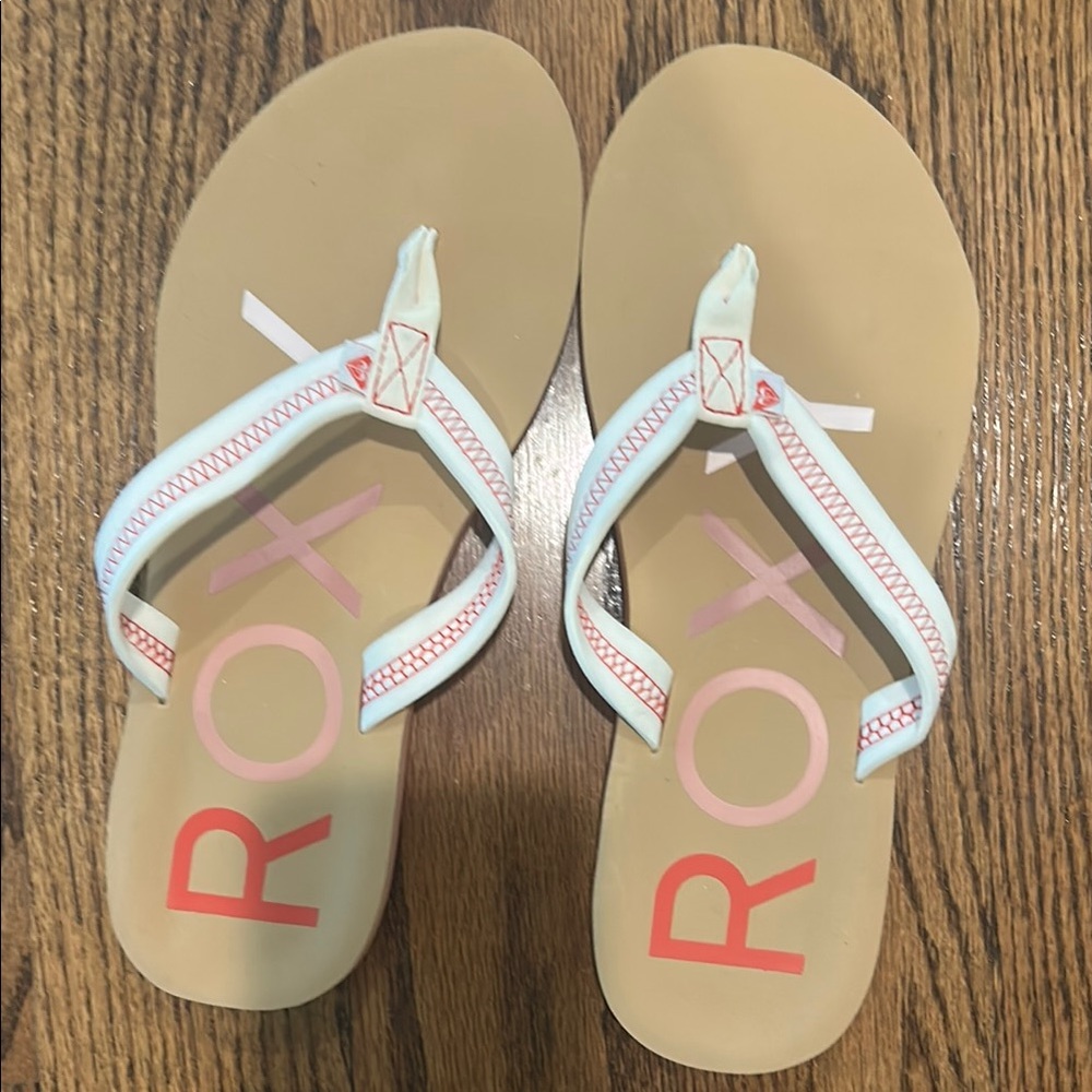 🌊ROXY 🏖️ Coral and White Flip Flops NWOT size 7